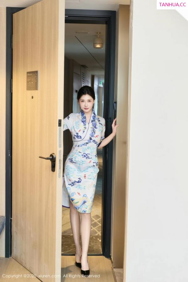 [XiuRen]高清写真图 2025.08.15 No.10654 尹甜甜 空姐制服